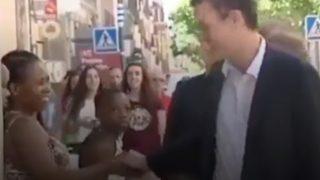 İspanya başbakanı Pedro Sanchez önce siyahi bir kadınla tokalaştı! Sonraki hareketi ise olay oldu