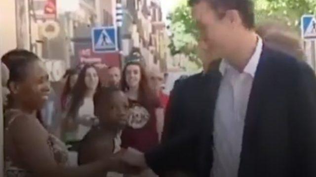 İspanya başbakanı Pedro Sanchez önce siyahi bir kadınla tokalaştı! Sonraki hareketi ise olay oldu