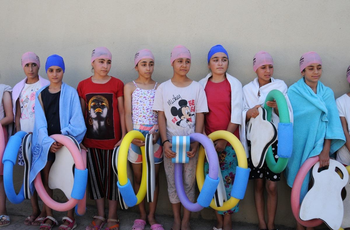 Mardin'de kırsal mahallede a&ccedil;ılan havuzda kız &ccedil;ocukları y&uuml;zme &ouml;ğreniyor