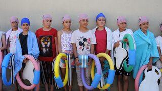 Mardin'de kırsal mahallede açılan havuzda kız çocukları yüzme öğreniyor