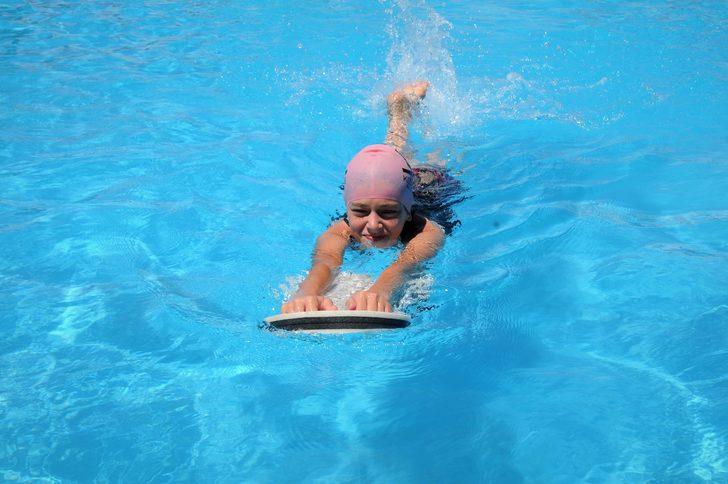 Mardin'de kırsal mahallede açılan havuzda kız çocukları yüzme öğreniyor G2