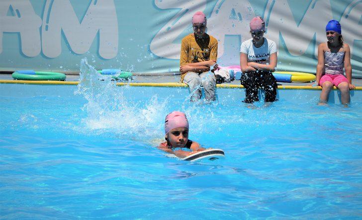 Mardin'de kırsal mahallede açılan havuzda kız çocukları yüzme öğreniyor G3