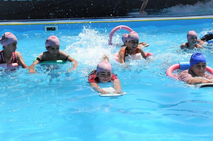 Mardin'de kırsal mahallede açılan havuzda kız çocukları yüzme öğreniyor G4