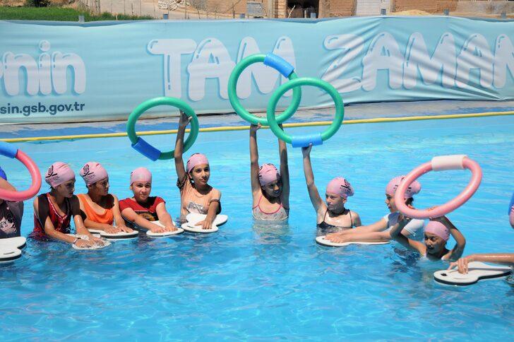 Mardin'de kırsal mahallede açılan havuzda kız çocukları yüzme öğreniyor G5