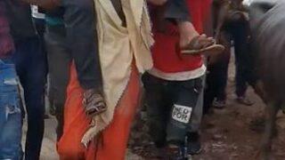 İnanılmaz ceza! Kocasını aldattığı ortaya çıkan kadın, eşini omzuna alıp sokak sokak gezdirdi 