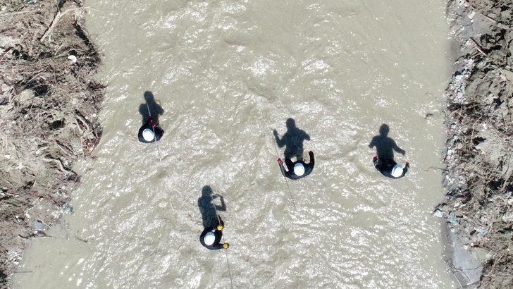 Düzce'de sele kapılan operatörü arama çalışmalarına ara verildi G3