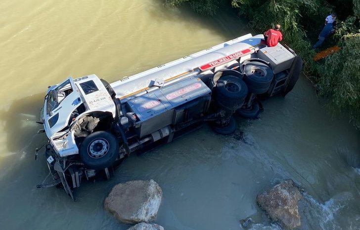 Mersin'de nehre devrilen akaryakıt tankerinin sürücüsü yaralandı G1