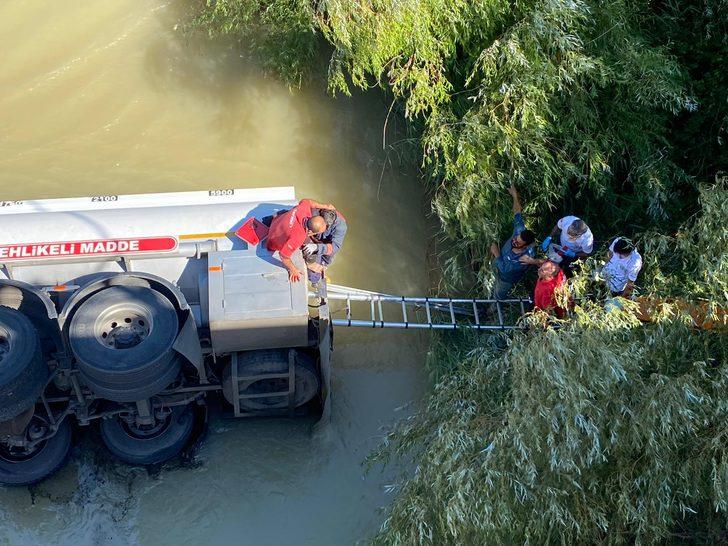 Mersin'de nehre devrilen akaryakıt tankerinin sürücüsü yaralandı G3