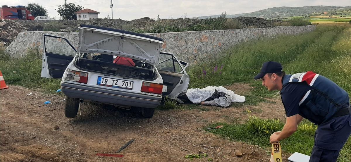 &Ccedil;orum'da otomobil duvara &ccedil;arptı, 1 kişi &ouml;ld&uuml;, 1 kişi yaralandı