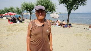 Emekli gurbetçi Güre sahiline diktiği iğde ağaçlarıyla her gün ilgileniyor