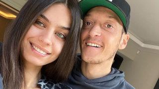 İkinci bebeğine hamile olan Amine Gülşe Özil'den karnı burnunda pozlar