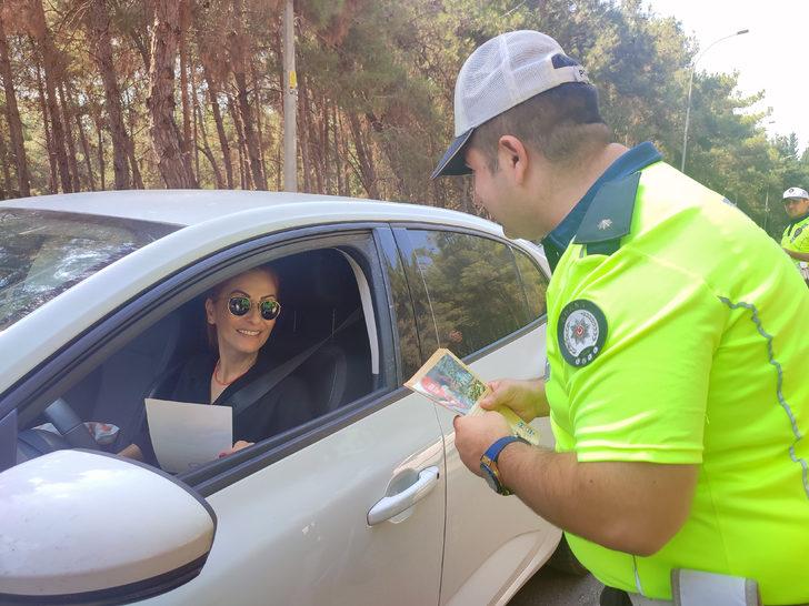 Adana'da polis, sürücüleri orman yangınlarına karşı duyarlı olmaları için uyardı G4