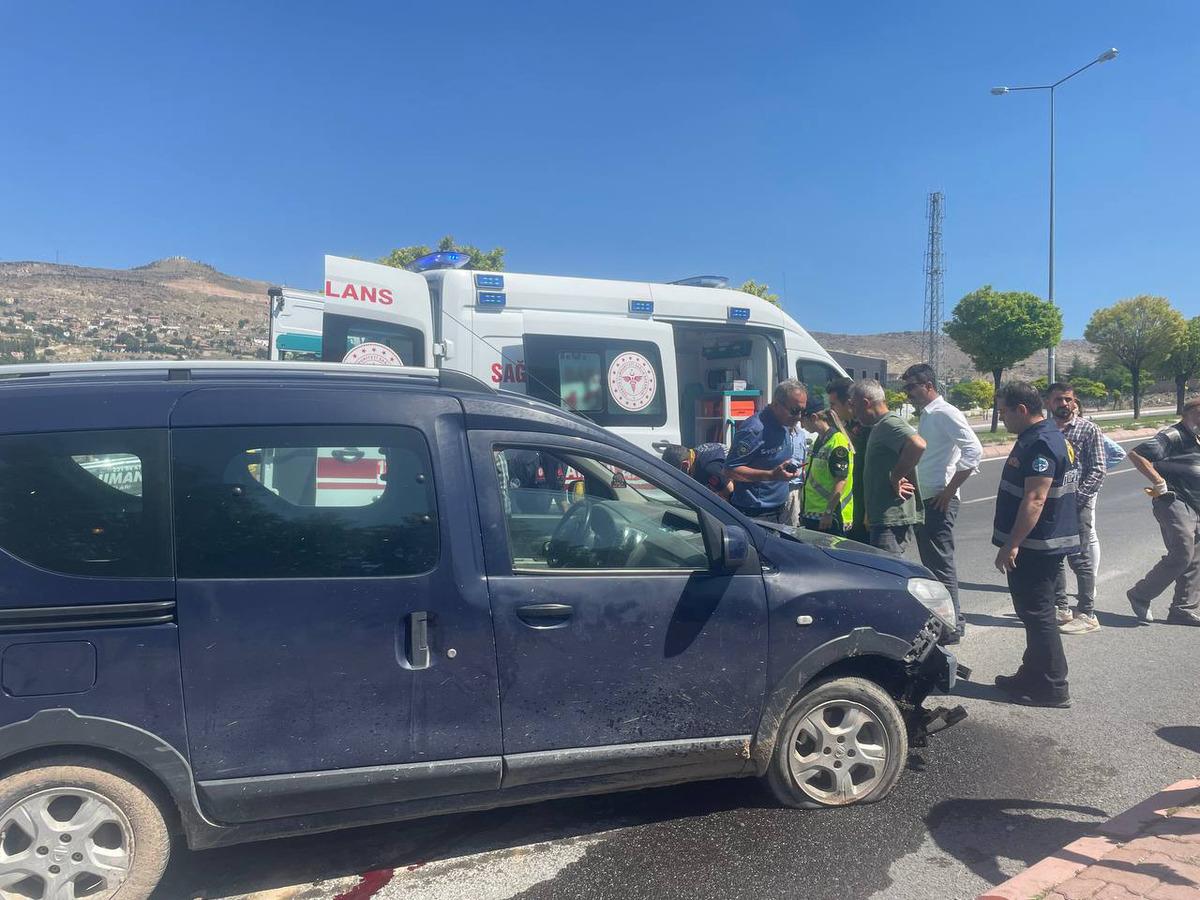 Kayseri'de hafif ticari aracın &ccedil;aptığı motosikletin s&uuml;r&uuml;c&uuml;s&uuml; hayatını kaybetti