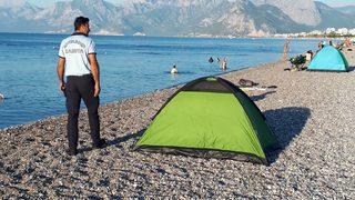 Antalya'da sahile kurulan kamp çadırları kaldırıldı