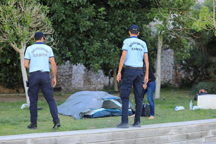 Antalya'da sahile kurulan kamp çadırları kaldırıldı G3