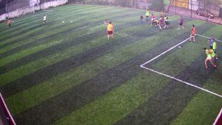 Halı saha maçı, boks maçına döndü! Tekme ve yumruklarla birbirlerine girdiler