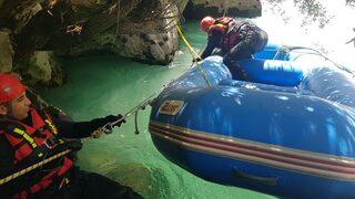 Müküs Çayı'na düşen hemşireye ulaşılmaya çalışılıyor