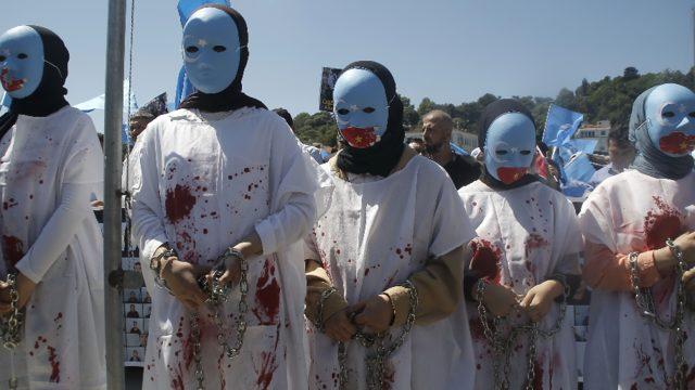 Sarıyer'de dikkat çeken görüntü! Elleri zincirli, yüzleri maskeli, ağızları kapatılmış...