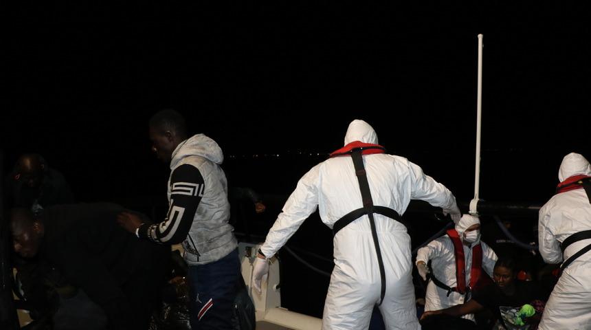 Ayvalık açıklarında 78 düzensiz göçmen kurtarıldı