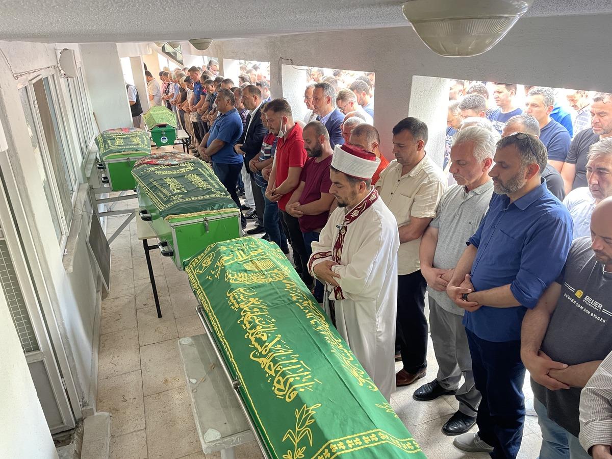 Balıkesir'deki trafik kazasında vefat eden 4 kişi Sakarya'da defnedildi