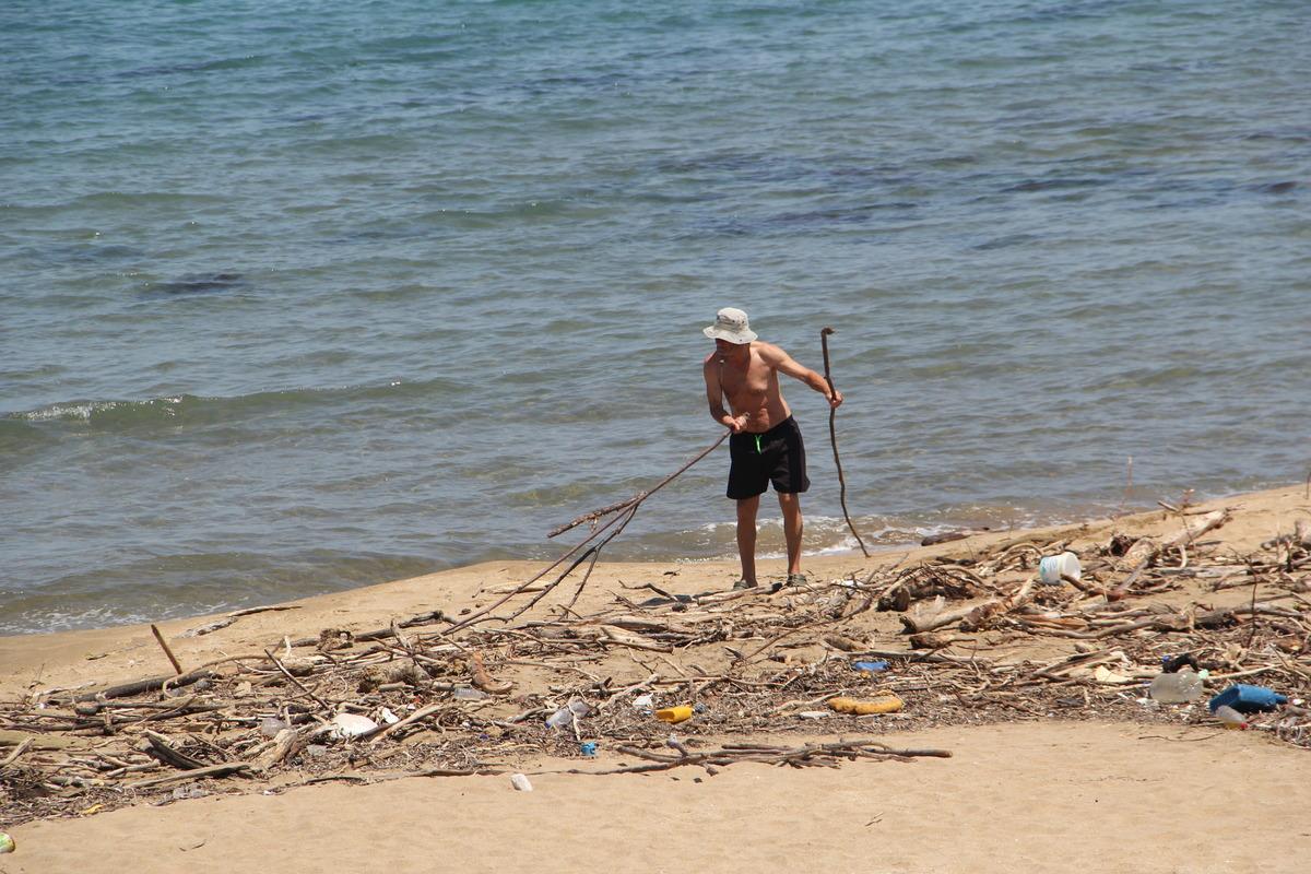 Selden etkilenen Sinop'ta sahillerin bir b&ouml;l&uuml;m&uuml; &ccedil;&ouml;p ve ağa&ccedil; par&ccedil;alarıyla doldu