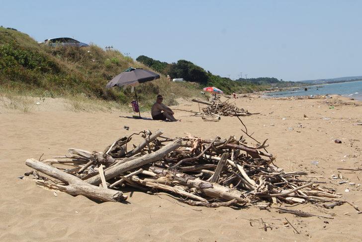Selden etkilenen Sinop'ta sahillerin bir bölümü çöp ve ağaç parçalarıyla doldu G5