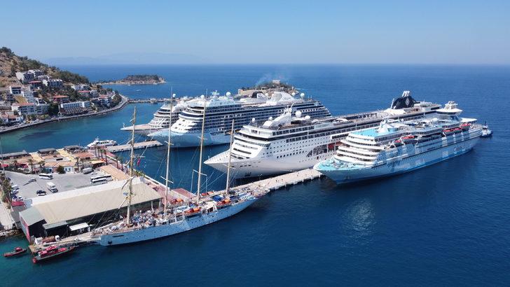Kuşadası, 5 kruvaziyerle gelen yaklaşık 6 bin 700 turisti ağırladı G2