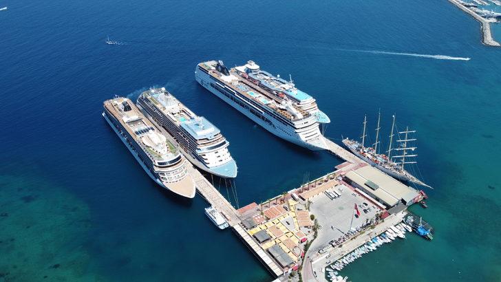 Kuşadası, 5 kruvaziyerle gelen yaklaşık 6 bin 700 turisti ağırladı G4