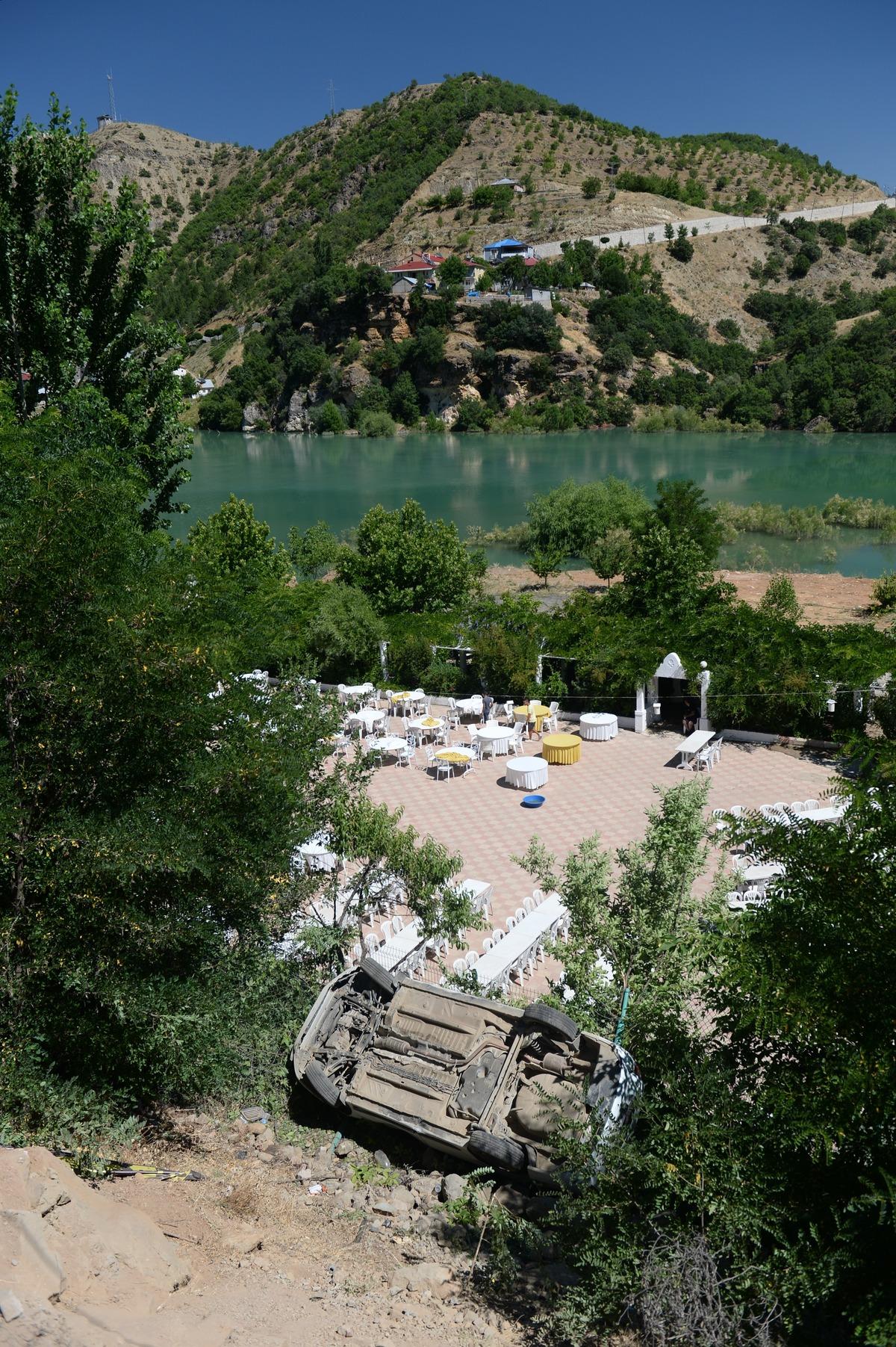 Tunceli'de şarampole devrilen otomobildeki 4 kişi yaralandı