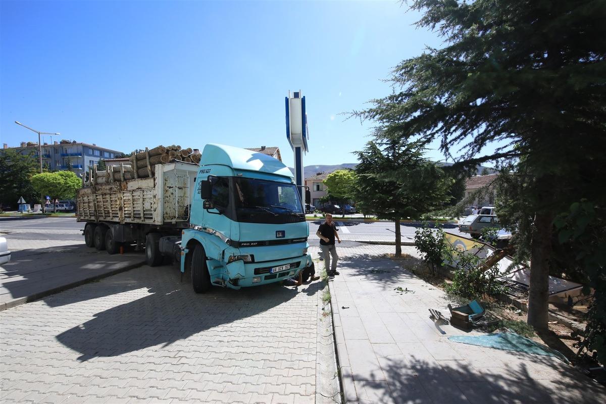 Malatya'da freni boşalan kamyon ağa&ccedil;lara &ccedil;arparak durabildi