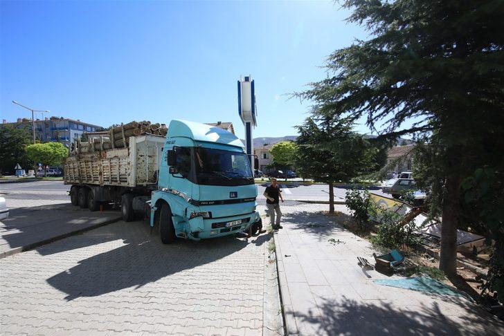 Malatya'da freni boşalan kamyon ağaçlara çarparak durabildi G1