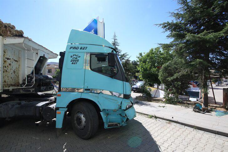 Malatya'da freni boşalan kamyon ağaçlara çarparak durabildi G2