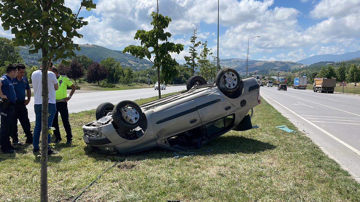 Samsun'da ref&uuml;je devrilen otomobildeki 2 kişi yaralandı