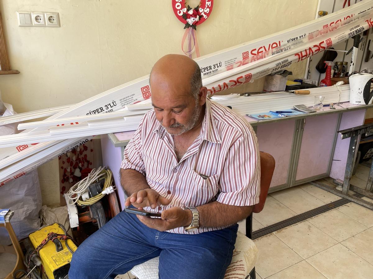 Seyir halindeki aracıyla canlı yayın yaparken kaza ge&ccedil;irdi