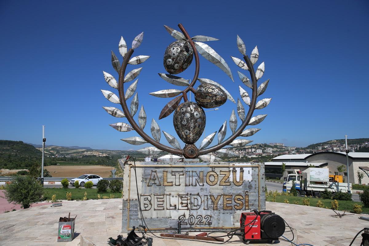 Hatay'da mozaik ustası, hurdalardan 5 metrelik zeytin dalı fig&uuml;r&uuml; yaptı