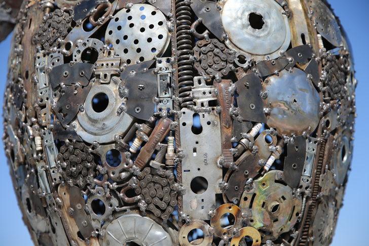 Hatay'da mozaik ustası, hurdalardan 5 metrelik zeytin dalı figürü yaptı G3