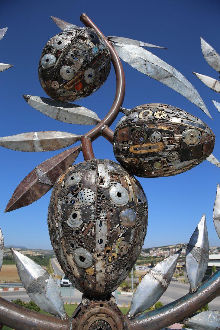 Hatay'da mozaik ustası, hurdalardan 5 metrelik zeytin dalı figürü yaptı G4