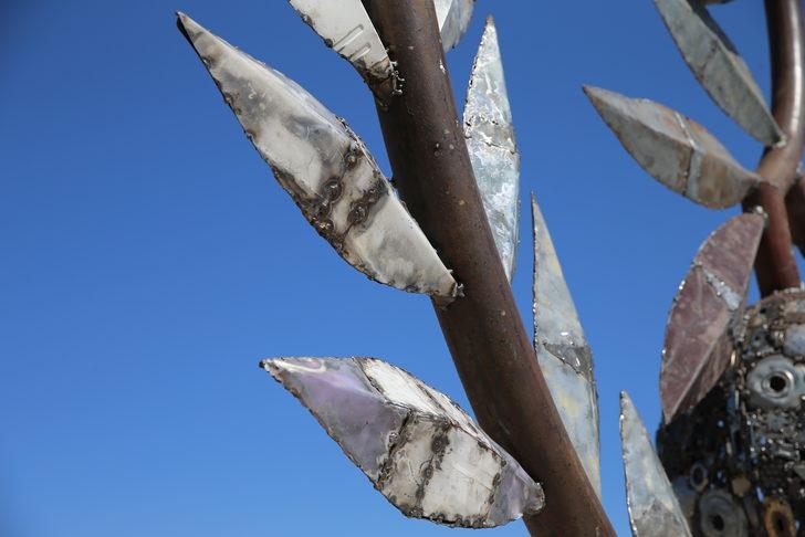 Hatay'da mozaik ustası, hurdalardan 5 metrelik zeytin dalı figürü yaptı G5