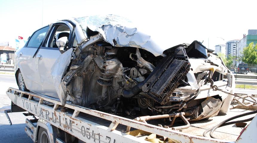 Çekmeköy'de direğe çarpan otomobildeki 2 kişi yaralandı