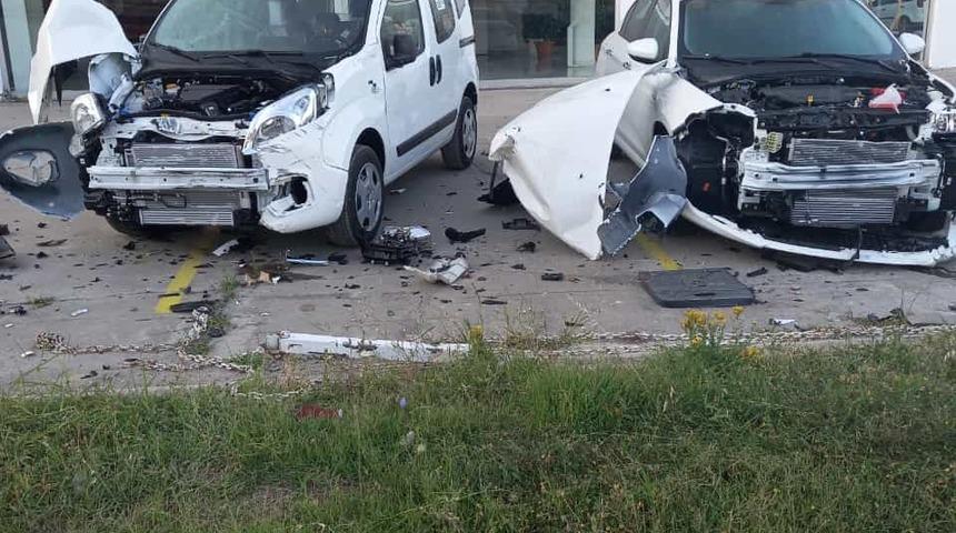 Yalova'da kontrolden çıkan kamyon iş yerine ve iki araca çarptı