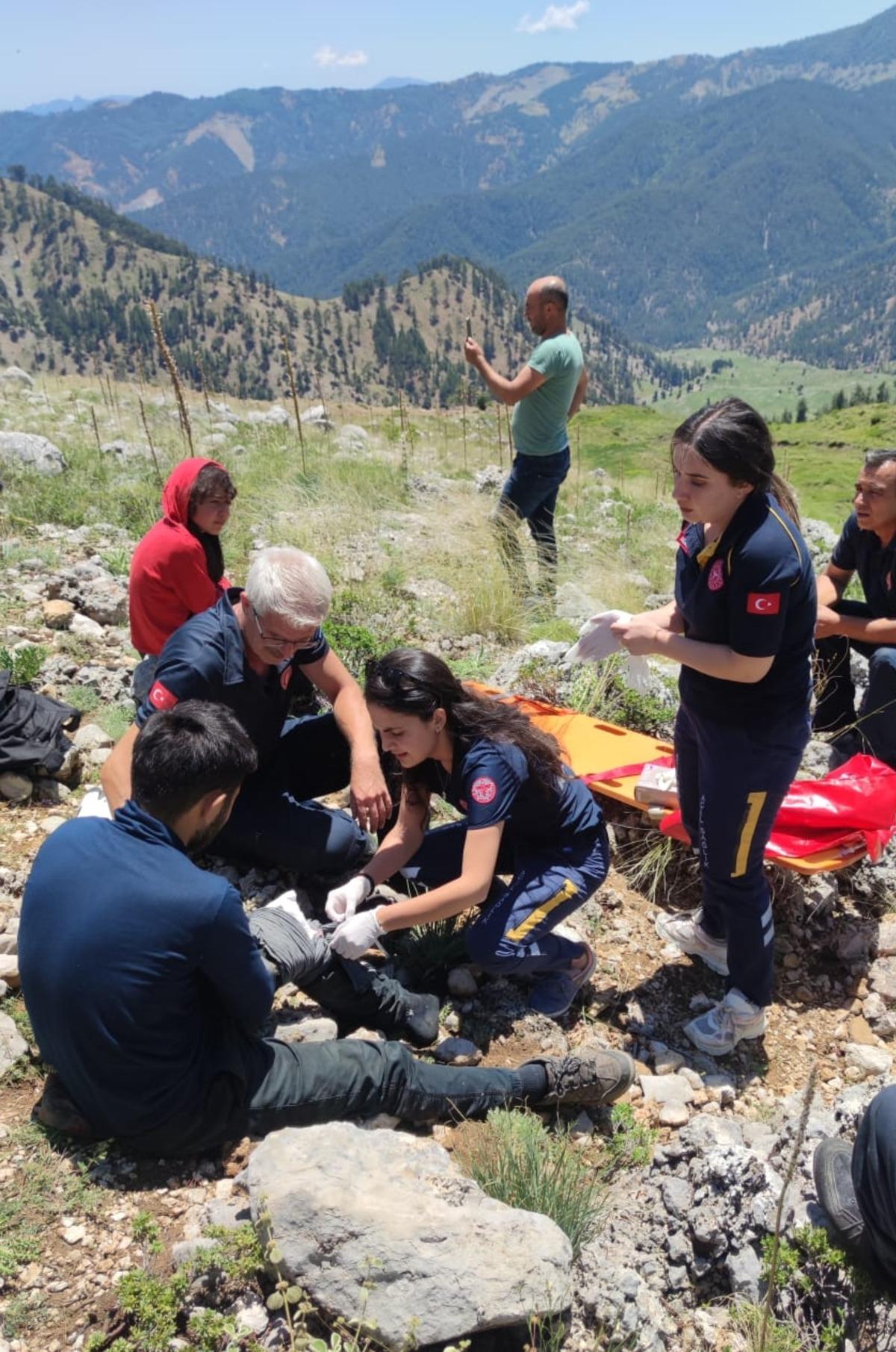 Adana'da kayalıklardan d&uuml;şen &ccedil;oban yaralandı