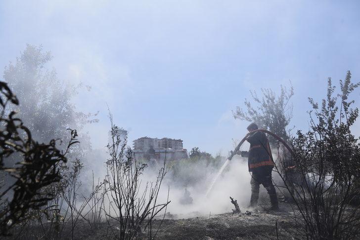 Mersin'de ağaçlık alanda çıkan yangın söndürüldü G4