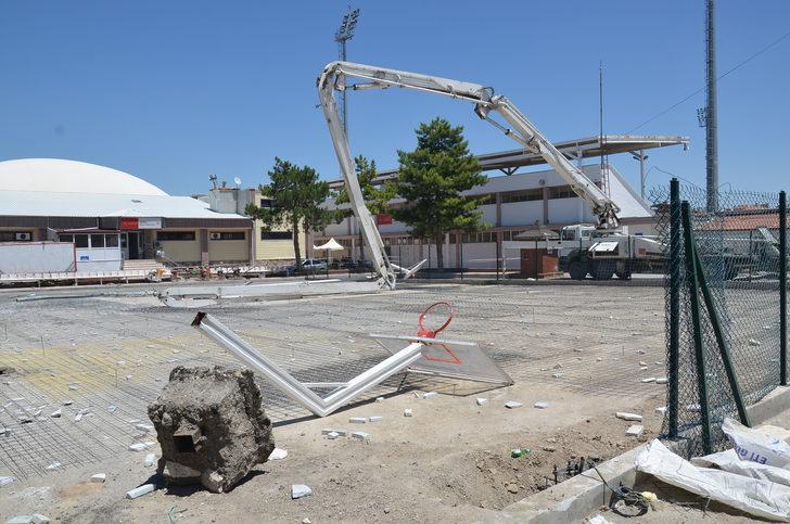 Karaman'da beton pompasının kopan kolunun altında kalan işçi yaralandı G1