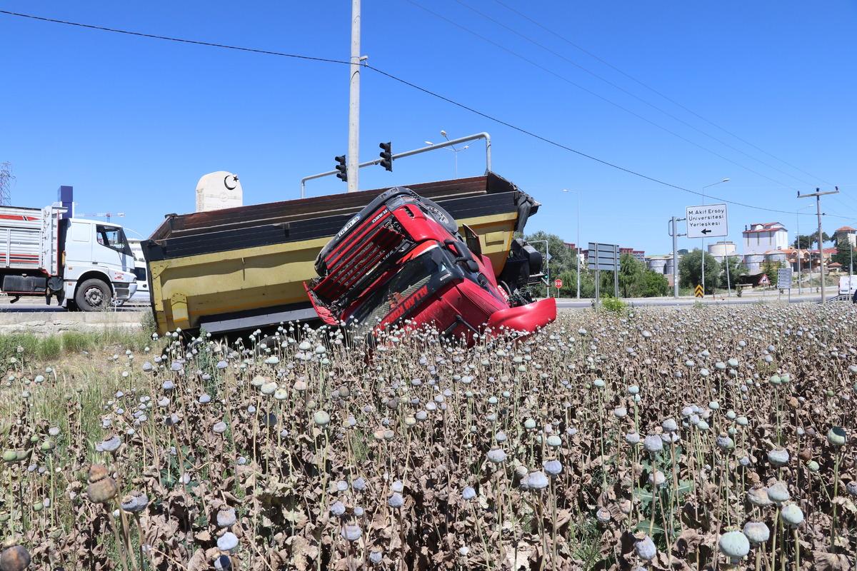 Burdur'da devrilen tırın s&uuml;r&uuml;c&uuml;s&uuml; yaralandı