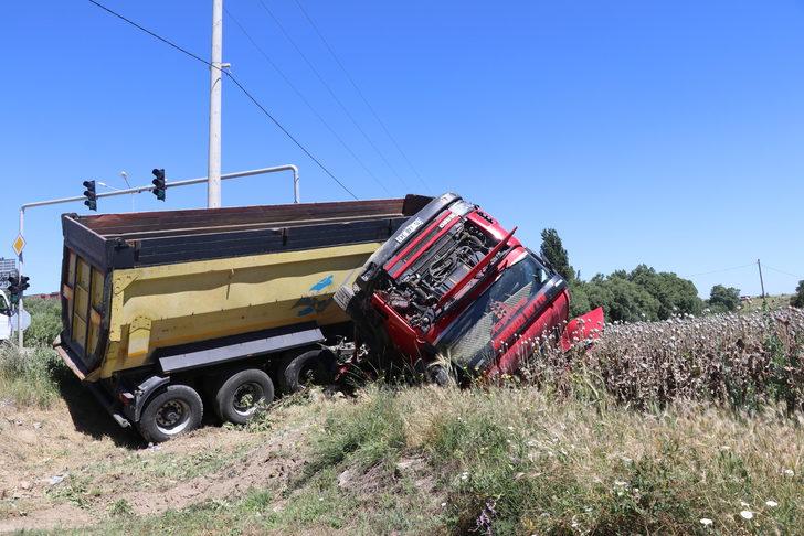Burdur'da devrilen tırın sürücüsü yaralandı G2