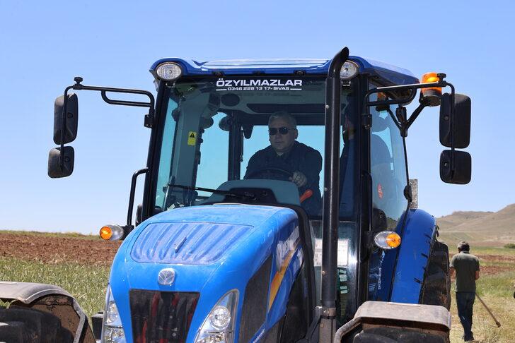 Sivas Valisi Şimşek, tırpan sallayıp hasat yaptı G4