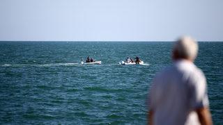 Alabora olan teknedeki 3 kişi yüzerek kurtuldu, 1 kişi botla kurtarıldı