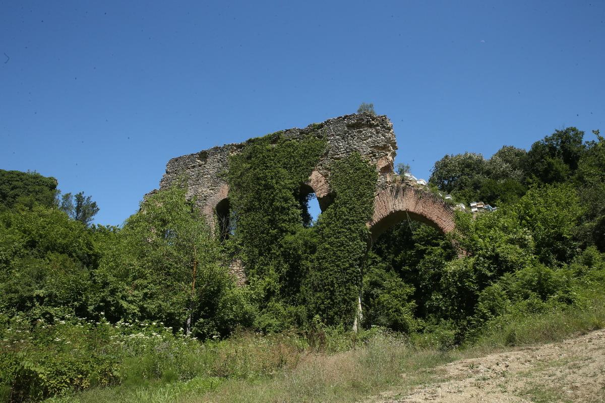 Kocaeli'de tarihi su kemeri &uuml;zerine arı kovanları konulmasına inceleme başlatıldı
