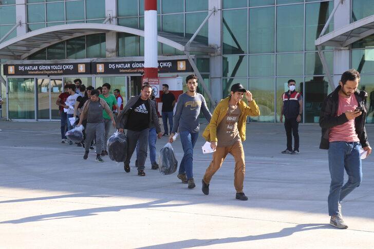 Ağrı'dan 106 Afganistan uyruklu düzensiz göçmen ülkelerine gönderildi G2