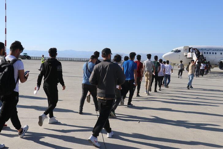 Ağrı'dan 106 Afganistan uyruklu düzensiz göçmen ülkelerine gönderildi G3